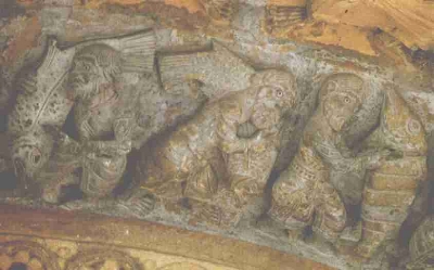 P�cheurs sculpt�s au tympan de la cath�drale d'Oloron